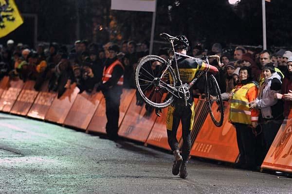 Sven Nys (Landbouwkrediet Colnago) walks off with his bike.