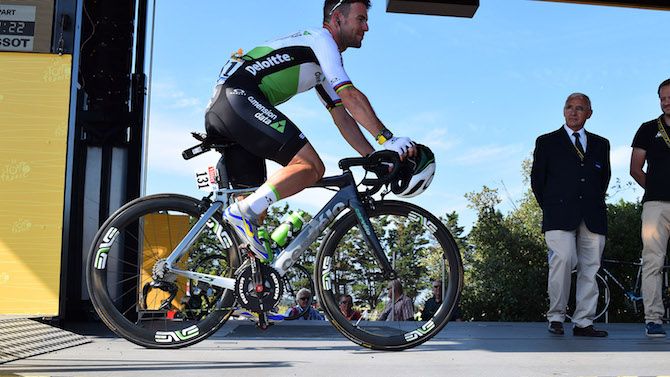 Cavendish rolls to sign-on ahead of the opening stage of the race