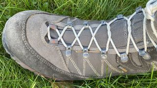 how to tie hiking boots: overhand knot