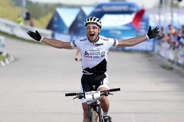 Nino Schurter (Scott Swisspower) is ecstatic at the finish