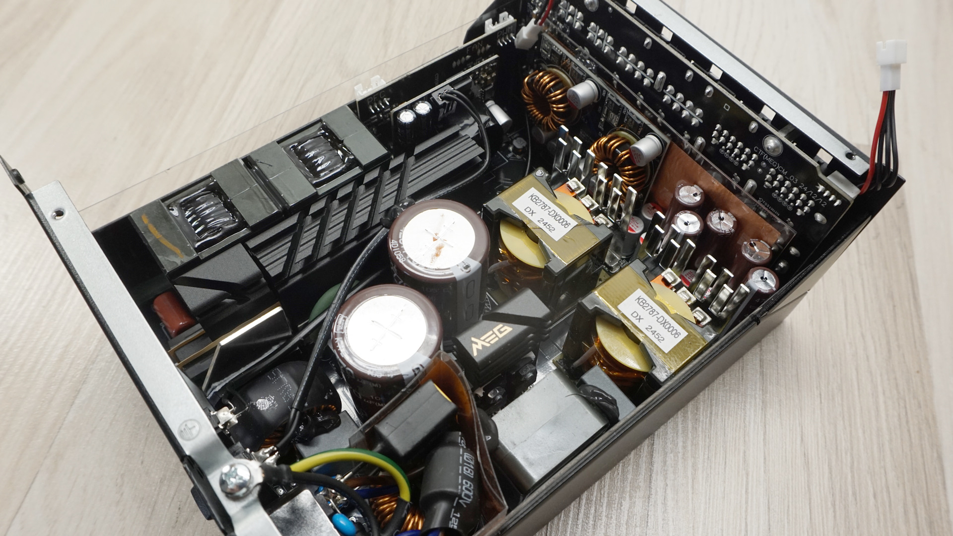MSI MEG AI1600T PCIE5 Titanium PSU