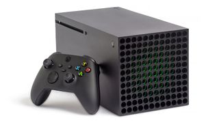 En Xbox Series X ligger ned på sidan med en tillhörande svart kontroller som står lutad mot dess långsida. Visas upp mot en vit bakgrund.