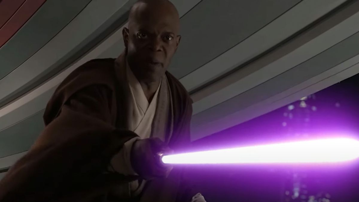 Samuel L. Jackson in a Jedi robe, holding his light saber forward in Star Wars: Revenge of the Sith