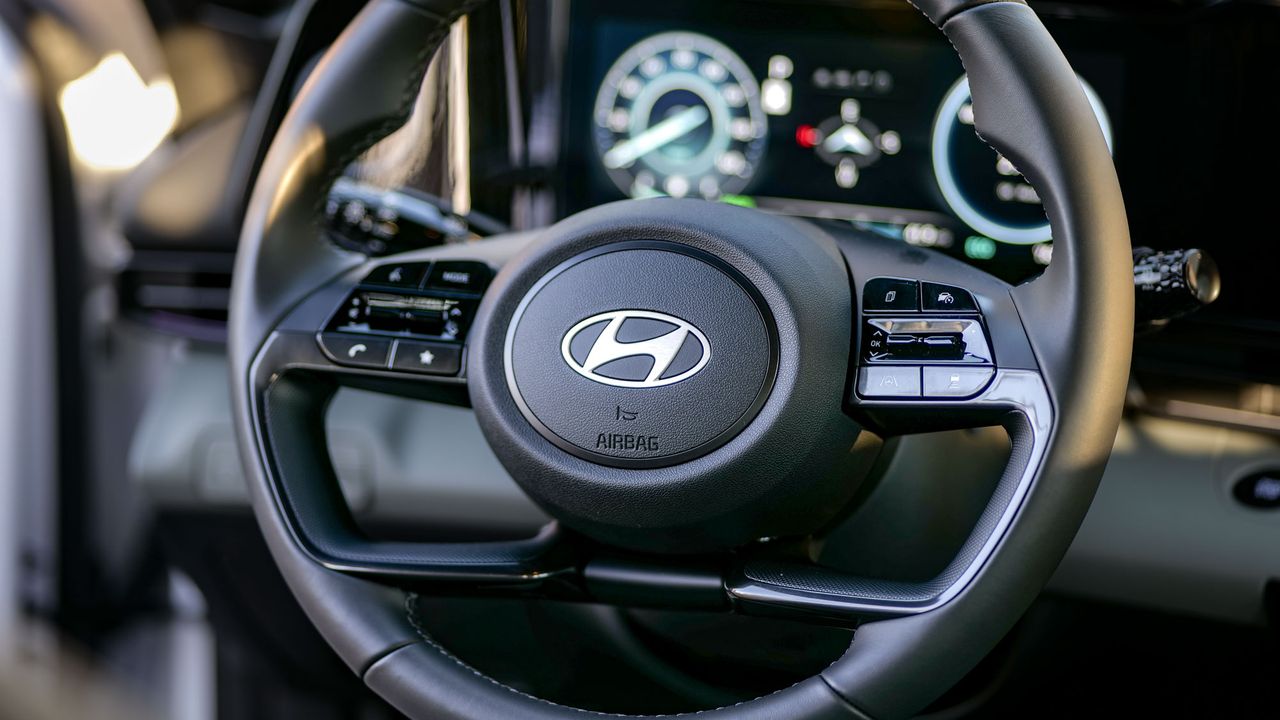 2025 Hyundai Elantra Hybrid Limited test drive review.