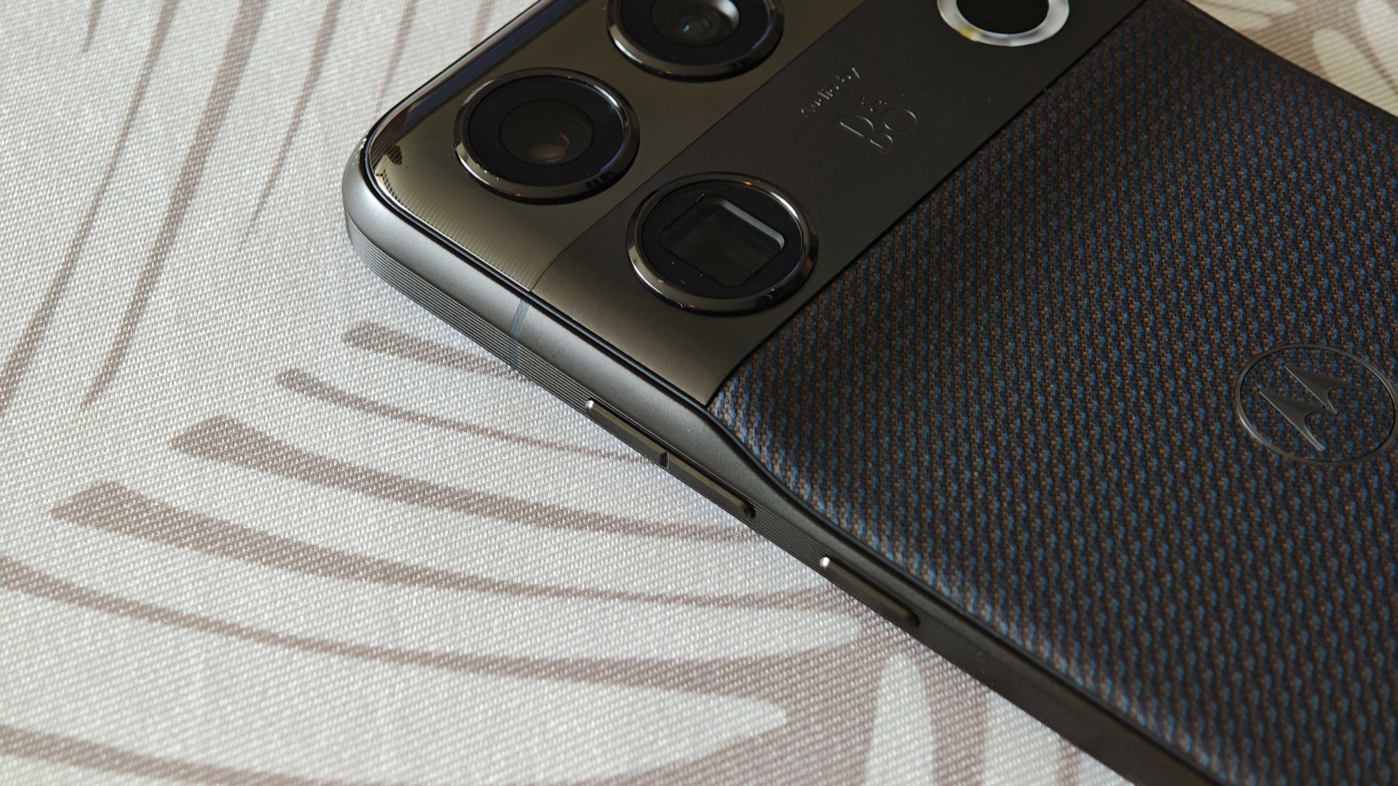 The Motorola Signature 27 side buttons