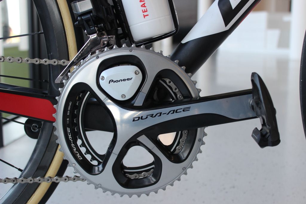 The 9000 Dura-Ace crank doesn't quite match the newer 9170's darker aesthetic, but compatability is not an issue