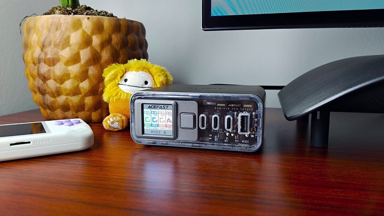 Acefast Desktop Powerstation Z4 with transparent front and TFT color screen in view