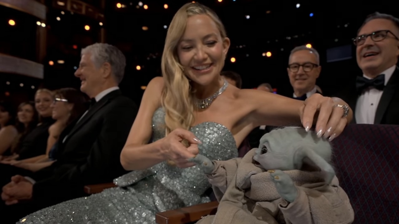 Kate Hudson and Grogu at Oscars
