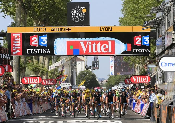 The maillot jaune group comes across in Lyon