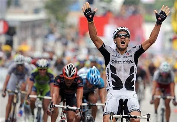 Thor Hushovd (Cervelo Test Team) wins the bunch sprint at the end of stage six.
