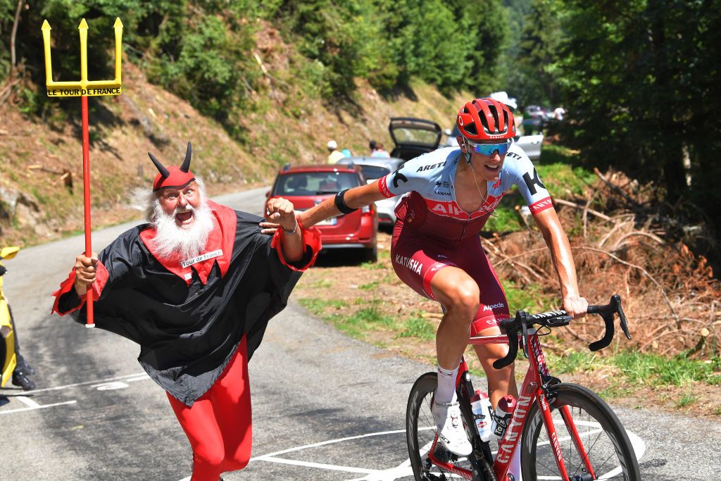 Nils Pollitt having fun with Didi the Devil