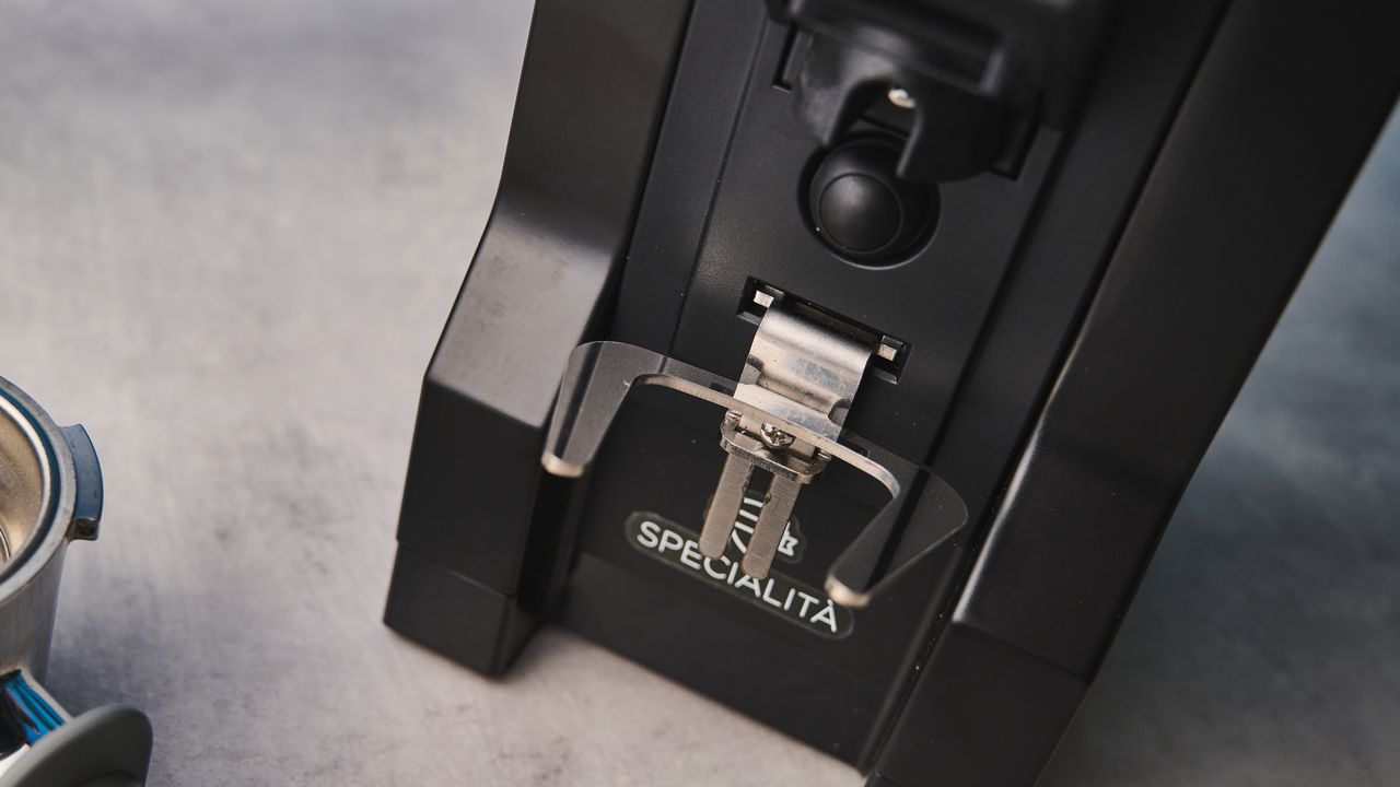 The Eureka Mignon Specialita coffee grinder and hands-free fork attached