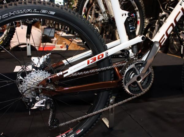 The rear suspension design on the Thunder is compact and has a low center of gravity but in our experience, is also a bit flexy.
