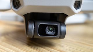 Primer plano de la cámara DJI Mini 4K y el cardán