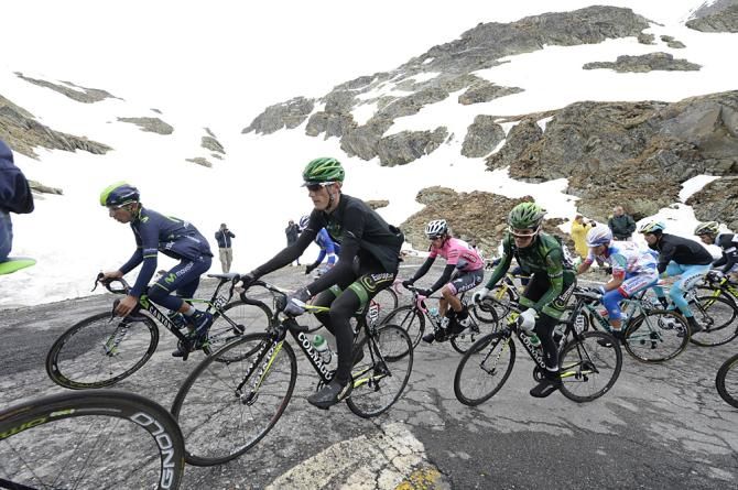 Riders make their way up the Gavia
