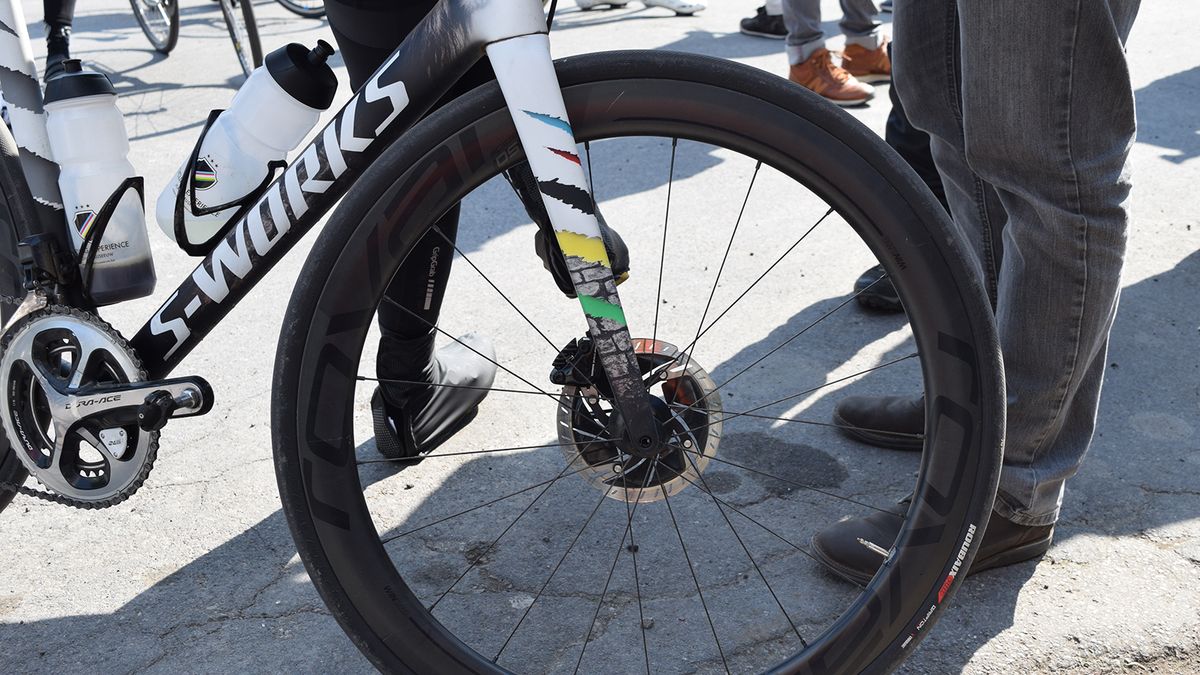 A closer look at the fork detailing