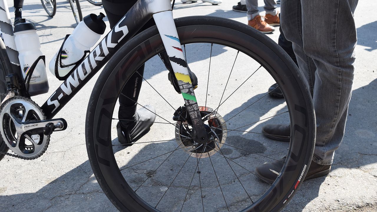 A closer look at the fork detailing