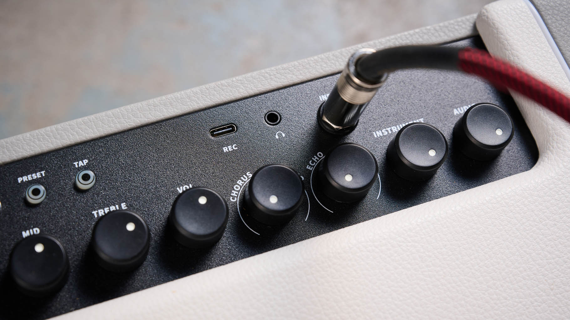 Mooer SD30i Intelligent Amp: The compact desktop amp is finished in grey-cream and has a black control panel