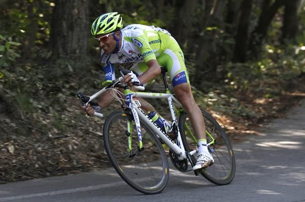 Ivan Basso hurtles through the woods on the descent into Pinerolo