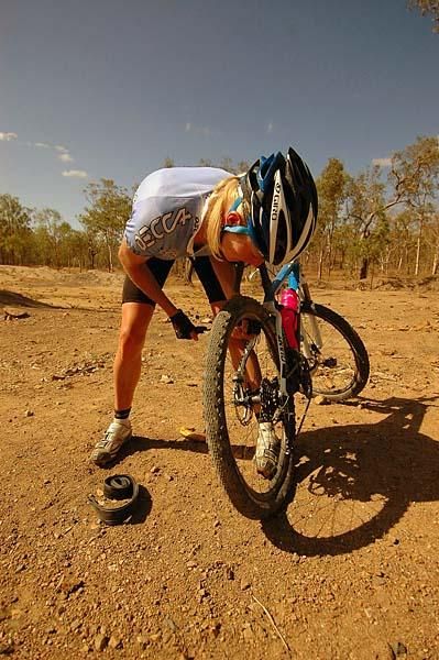 Monique Zeldenrust struggles to fill her tyre with air.