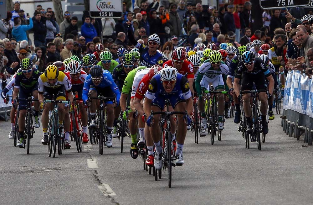 Here comes Marcel Kittel (Etixx-QuickStep) with Greipel in his slipstream