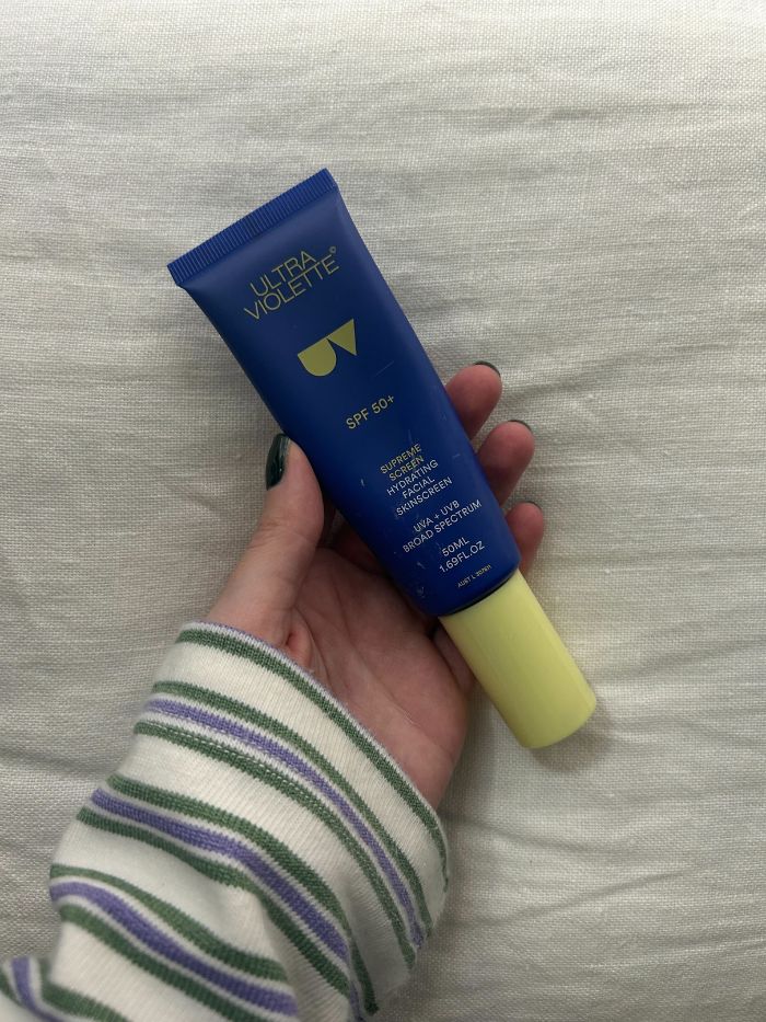 Junior beauty editor Grace Lindsay holding the Ultra Violette SPF50+