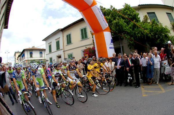 The peloton awaits the start of the Giro della Toscana.
