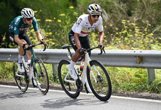 PADRON SPAIN AUGUST 28 Jhonatan Narvaez of Ecuador and Team INEOS Grenadiers competes during the La Vuelta 79th Tour of Spain 2024 Day 11 a 1665km stage from Padron to Padron UCIWT on August 28 2024 in Padron Spain Photo by Dario BelingheriGetty Images