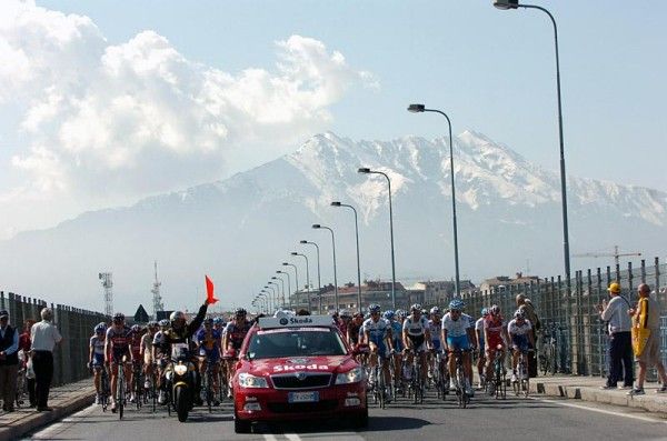 The peloton rolls out of Cuneo at the start of stage 10.