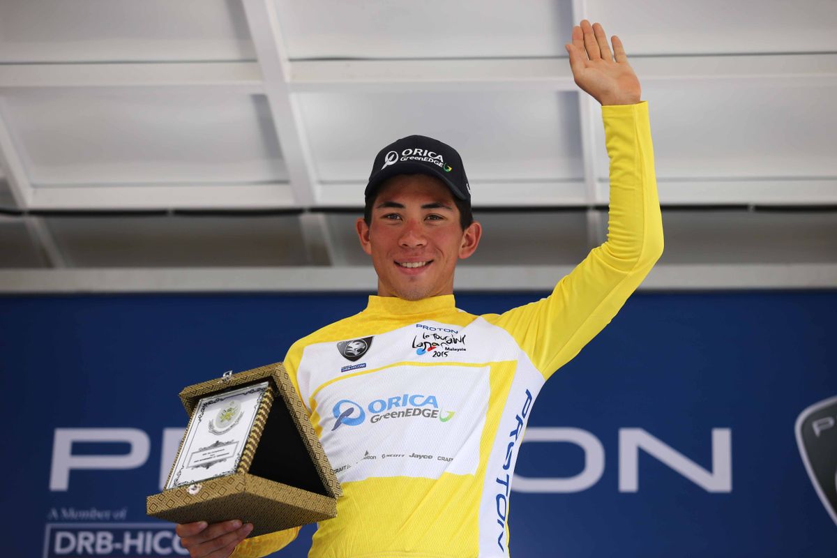 Caleb Ewan keeps his leader's jersey