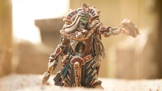The new Tomb Kings model stands amidst sand in Warhammer: The Old World