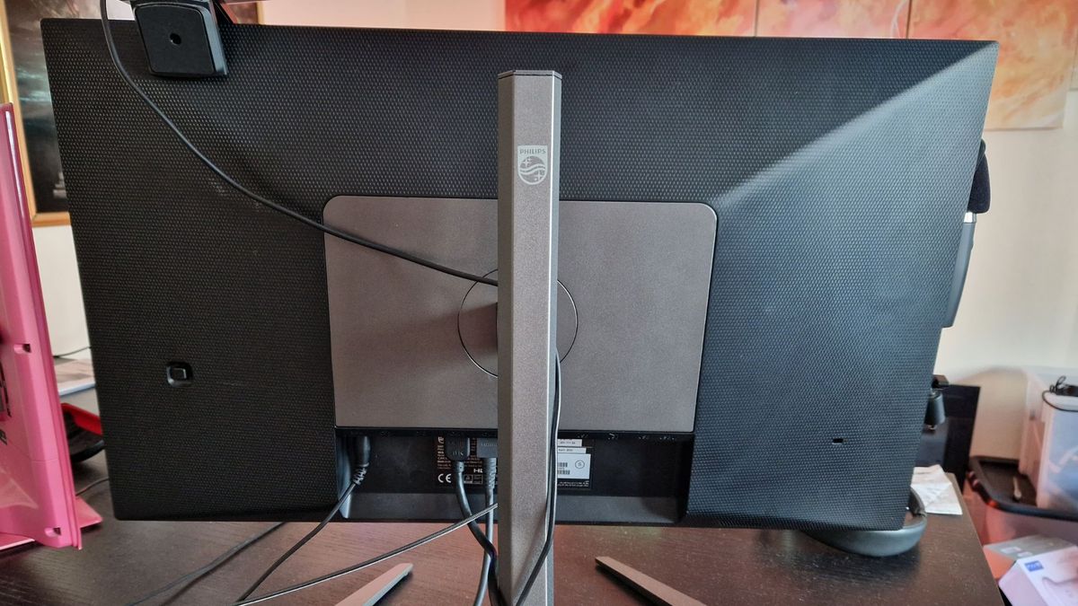 Philips Momentum 5000 from the back, showing the textured patternon the rear of the monitor and the stand and mount.