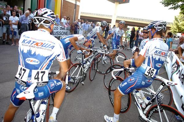 Team Katusha awaits the start.