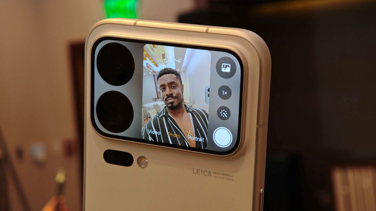 Selfie preview on the he Xiaomi 18 Pro rear display
