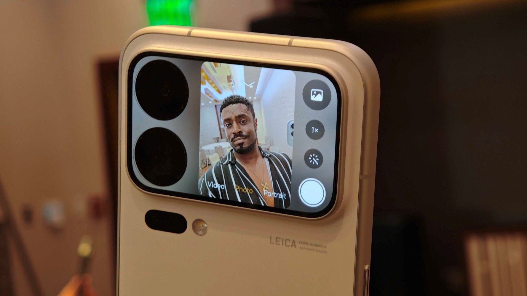 Selfie preview on the he Xiaomi 18 Pro rear display