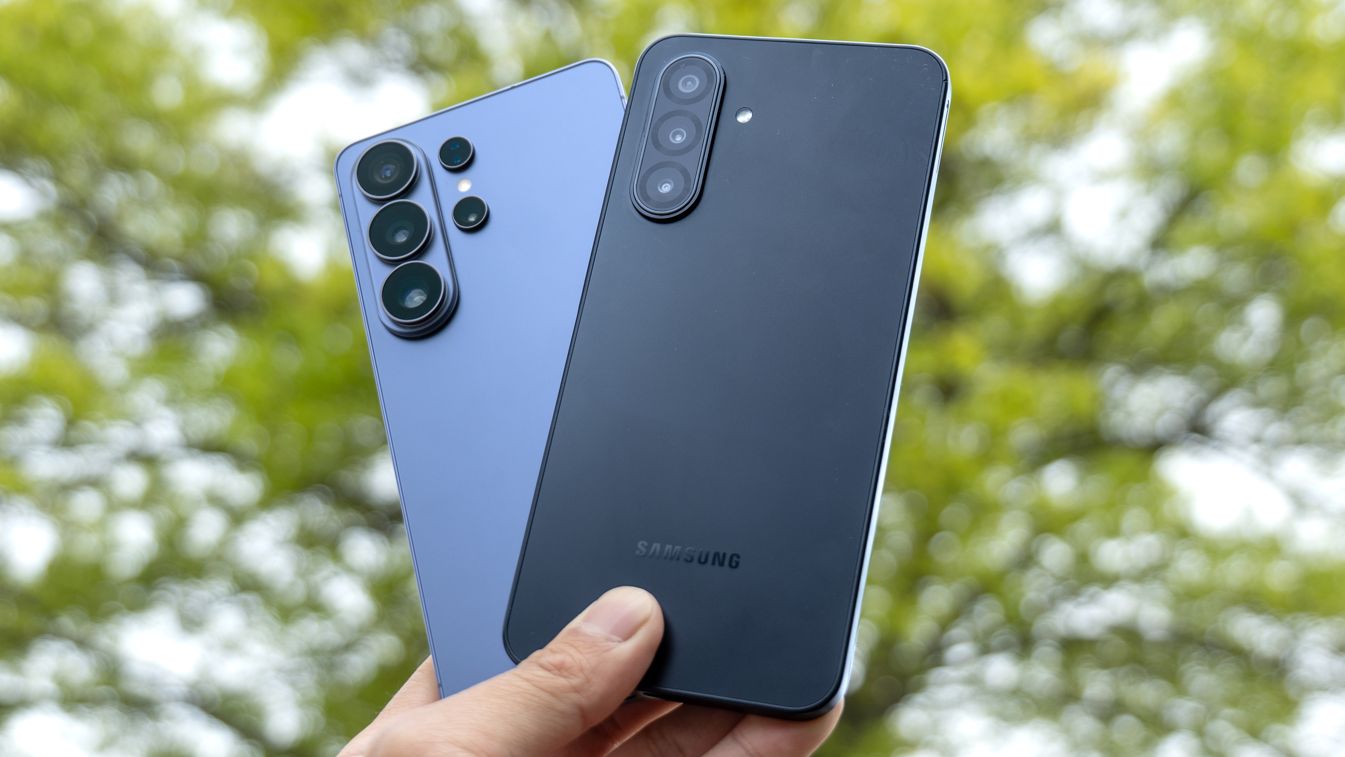 Galaxy A17 و Galaxy S26 Ultra.