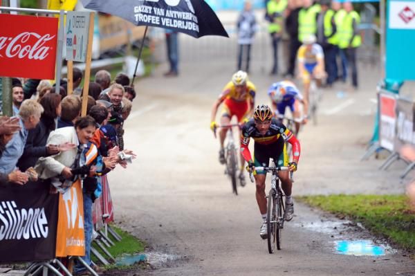 Sven Nys (Landbouwkrediet) has gapped his breakaway companions and charges to the finish line.