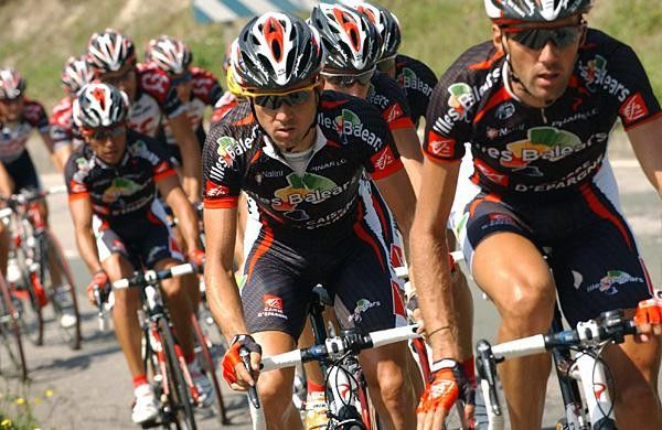 The Caisse d'Epargne team controlling affairs.