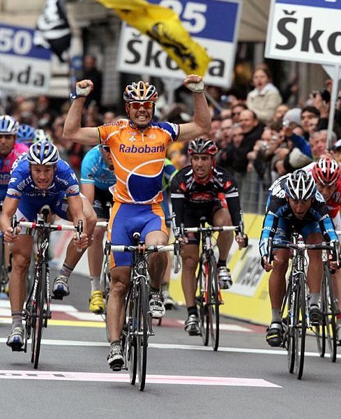 Freire celebrates as Allan Davis (Discovery) and Tom Boonen (QuickStep) lunge for second and third places.