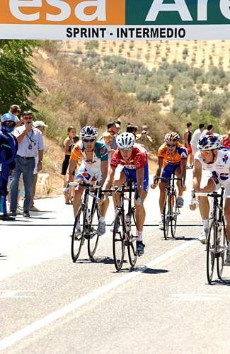 Bernhard Eisel (FDJ, R) takes the first sprint at km 20 ahead of Verbrugghe (C) and Boonen (out of shot)