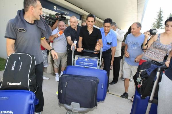 Alberto Contador leaves the arrivals hall.