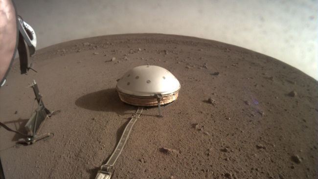 Marsquake! NASA's InSight Lander Feels Its 1st Red Planet Tremor