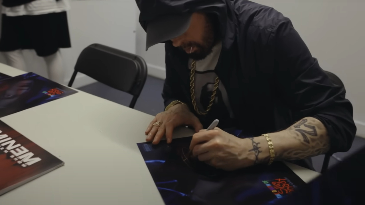 Eminem signing autographs in Stans