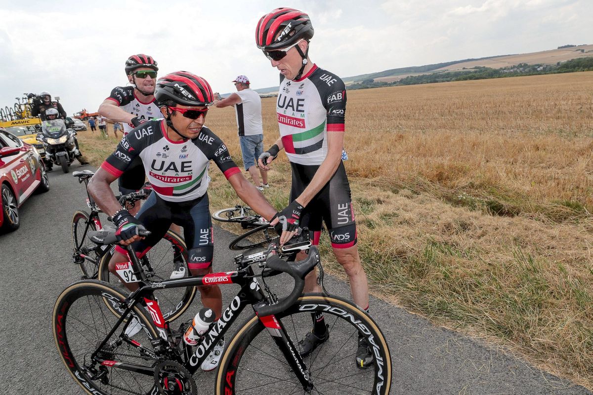 Darwin Atapuma gives Dan Martin his bike