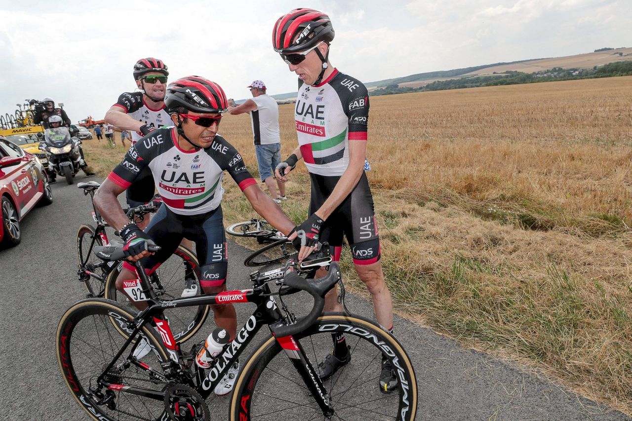 Darwin Atapuma gives Dan Martin his bike