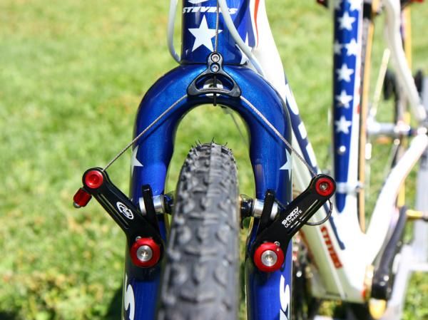 There's plenty of space beneath the crown for mud to pass through while cutouts around the sides let the brake open wide for faster wheel changes.