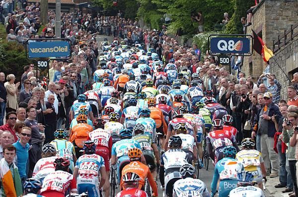 The peloton climbs the Mur de Huy.