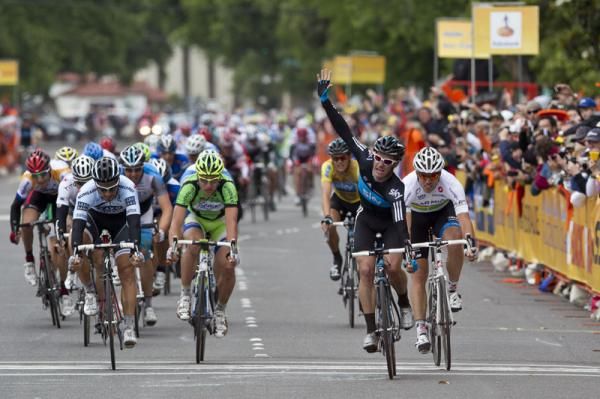 Greg Henderson raises his arm in victory in Modesto