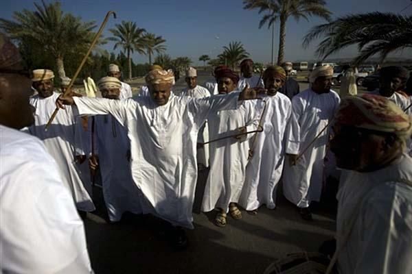Omani performers delighted crowds at the finish line.