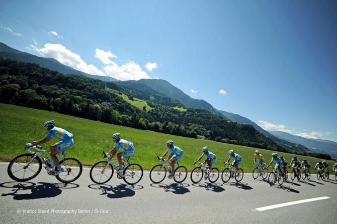 Astana in control of the bunch for race leader Kevin Seeldraeyers